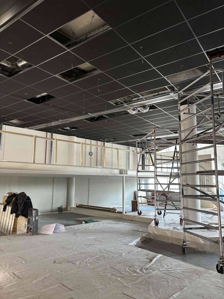 Systeemplafond zwart